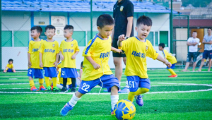 小孩穿足球鞋合适吗？这些要点家长不可不知