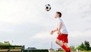 冬天孕妈能否踢足球？这一问题关乎孕期健康需谨慎考量