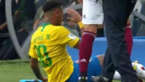 足球被踢爆捡球是否犯规，规则解读与争议探讨