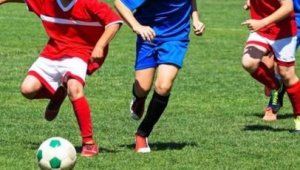 踢足球会引发膝盖积液吗？真相究竟如何