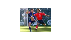 足球比赛中伸手规则引争议，能否伸手成焦点？