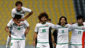 足球教练进球后打拳是否犯规引关注