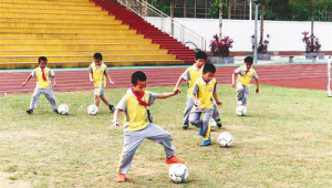 迈克放学后踢足球吗