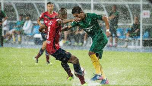 雨天也不能阻止踢足球吗?绿茵场上的热血与执着