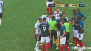 足球犯规后，自己队友会被裁判出示黄牌或红牌吗？