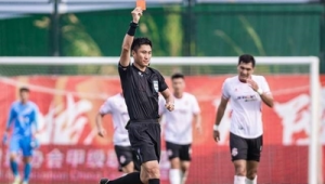 足球场上给教练红牌算犯规吗?规则解读与争议探讨