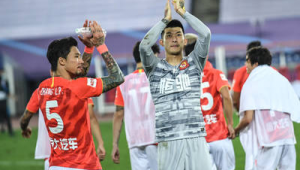 足球庆祝时,守门会因何过来?