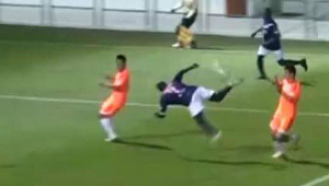 足球背后勾球犯规与否：规则判定与赛场争议探讨