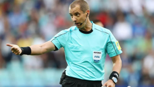 足球裁判出牌时是否需要吹哨，这一问题引关注