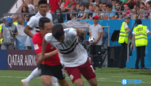 滑铲足球铲人是否犯规？规则解读与赛场实例分析