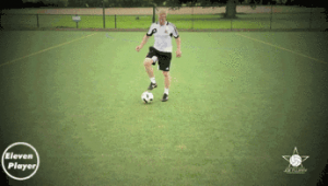 踢足球之前一定要单脚跪地吗?背后原因与规则全揭秘