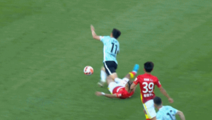 足球滑铲不算犯规吗？背后隐藏的规则争议与思考