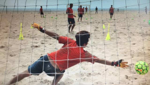 足球手抛边线：究竟能不能抛球引发争议探讨