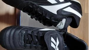 锐步碎钉足球鞋哪款好看,满足你对足球场上时尚与性能的双重追求