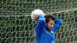 足球手抛球是否需双手过头，这一问题你了解吗