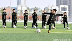 他每周都去踢足球吗