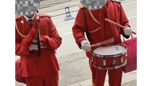 足球敲锣骂人犯规吗