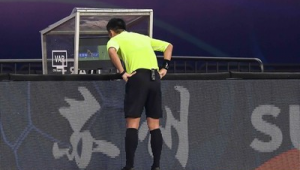 足球规则中教练捡球是否犯规,你知道答案吗?