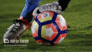 足球比赛中足球鞋踢到人是否算犯规？规则解读来了