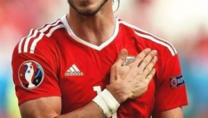 打足球的男生一定要不留长发吗？

解析：此标题直接围绕主题“打足球不留长发吗男生”进行了提问式表达，简洁清晰，能引发读者对于该问题的思考。