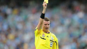 足球禁区手球就红牌吗？规则解读与争议探讨