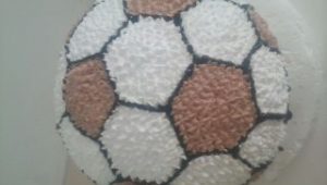 10寸足球蛋糕男生能吃吗?满足味蕾与视觉双重享受!