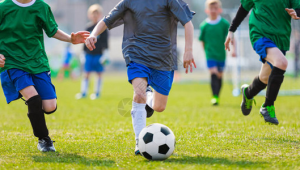 踢足球时穿宽松裤子好看吗?风格适配度与视觉效果全解析