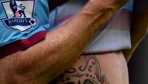 足球球员詹姆斯纹身真相揭秘：是真有其事还是空穴来风？