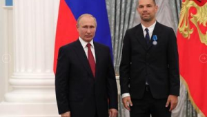 普京身着西装踢足球?这画面,你能想象吗