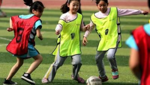 孩子上初中还能踢足球吗？这些因素要考虑！