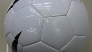 热贴合足球容易坏吗