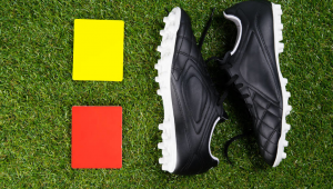 足球裁判鞋子必须黑色吗?背后规则与争议引发思考