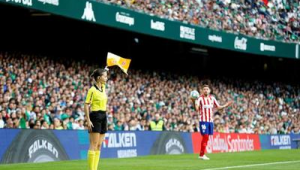 足球替补举旗是否犯规？规则细节与判定标准深度解析