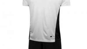 足球衣套装白色好看吗?是清新之选还是另有看法?