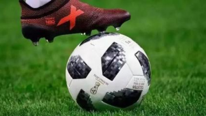 足球比赛进行时，赛场之外还能做些别的事吗？