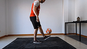 足球支撑腿是否弯曲？关键要点全解析