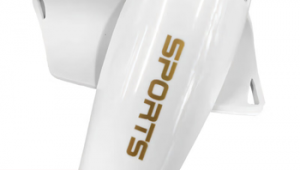 女生踢足球时，护腿板究竟要不要搭配袜套呢