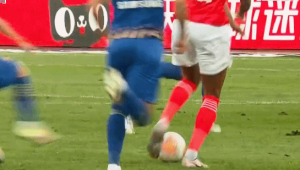 足球左边锋能否担当抢球重任?解析其抢球能力与角色定位