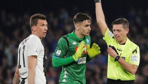 足球被红牌罚下能赢吗