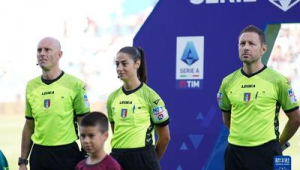 踢足球扇裁判耳光是否违法，背后隐藏哪些法律问题需厘清