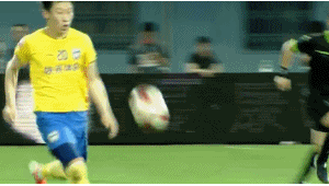 踢足球时假装要踢球算犯规吗