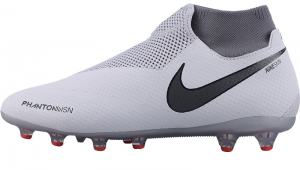 灰红色足球鞋好看吗？颜值与性能兼具，你怎么看？