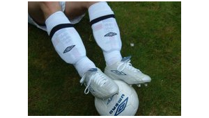 男生试穿白色足球袜是否正常，引发思考