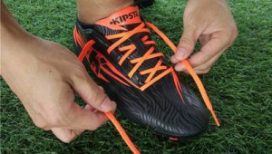 哪款足球鞋不挤脚底板好，满足你对舒适踢球的所有期待