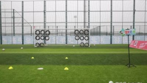 足球球员能否站在球门里?规则界限与赛场实际引发思考