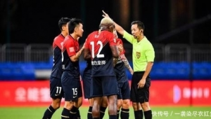 足球教练被红牌罚下有何影响?赛场风云突变引关注