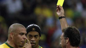 足球裁判可以给谁黄牌吗