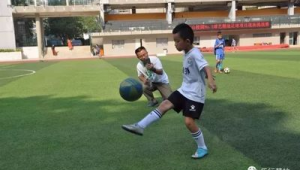 足球能否大腿运球？探究这一独特足球技巧的可行性