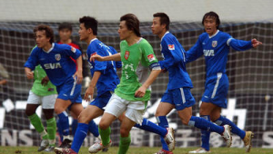 如何准确判断足球比赛中哪队是主场球员