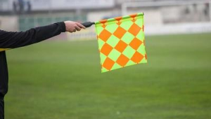 足球比赛是否应限制进攻时间?规则变革引发的思考